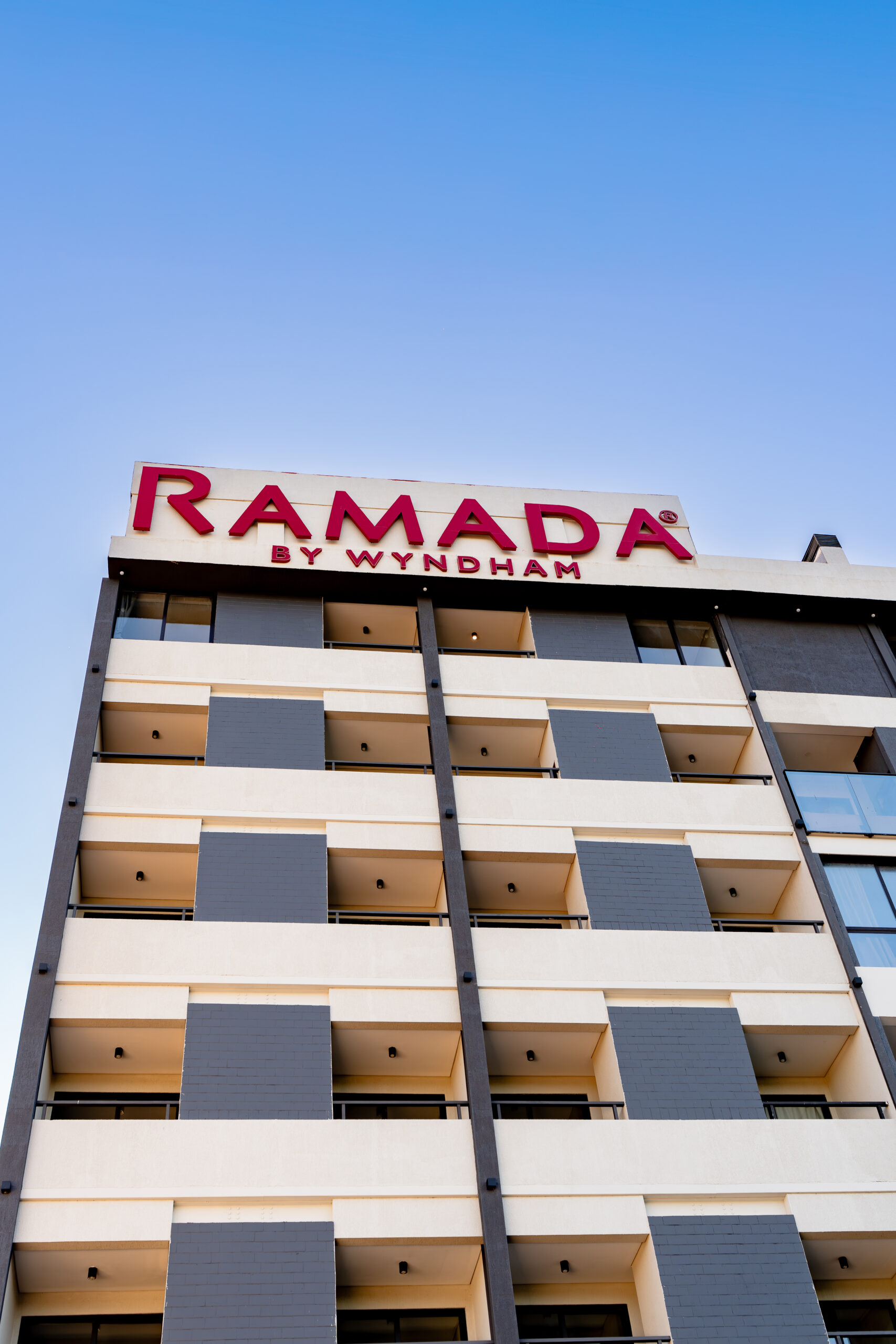 Hotel Ramada Airport en Asunción, Paraguay · fachada operativa